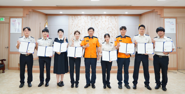 상주소방서는 지난 1일 소중한 시민 생명을 지켜낸 구급대원들에게 하트세이버·트라우마세이버 수여식을 가졌다. 상주소방서 제공