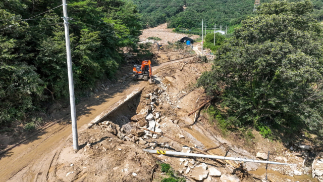 장수면 성곡리 산사태 현장에 장비를 투입, 응급복구 작업을 벌이고 있다. 영주시 제공