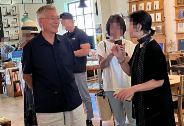 문재인 전 대통령이 지난 1일 제주도 서귀포시 표선에 위치한 동네책방 