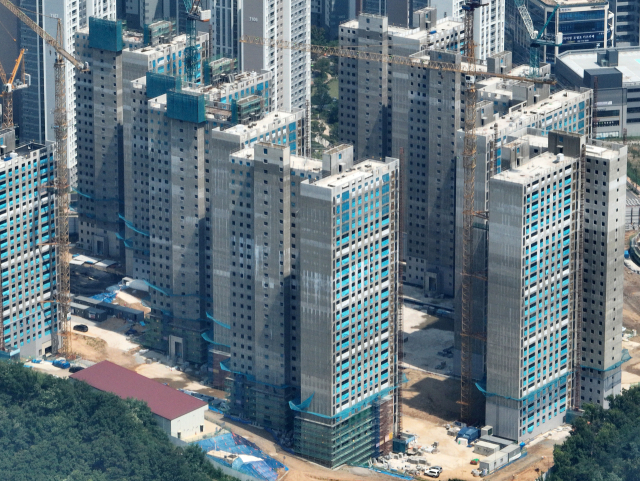 인천 검단신도시 아파트 지하주차장 붕괴 사고와 관련해 지난달 시공사 GS 건설이 사고가 난 아파트 단지 전체에 대한 전면 재시공 계획을 밝혔다. 재시공 계획 단지는 총 17개동, 1천666가구에 달한다. 사진은 6일 오후 인천 검단신도시의 AA13-2블록 아파트 건설 현장. 연합뉴스