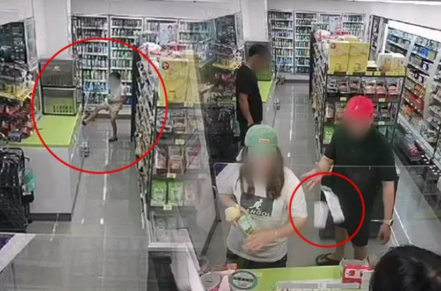 편의점주가 아이의 잘못을 지적하자 되레 음료를 집어 던진 부모의 사연이 공개돼 논란이 되고 있다. 온라인 커뮤니티 갈무리