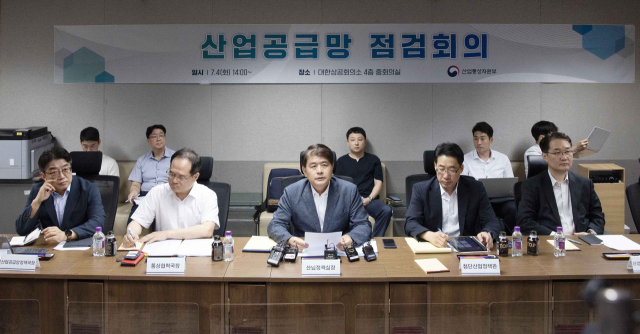 주영준 산업통상자원부 산업정책실장(앞줄 왼쪽 세 번째)은 지난달 4일 대한상공회의소에서 열린 