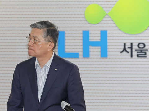 한국토지주택공사(LH) 이한준 사장이 2일 오후 서울 강남구 LH 서울지역본부에서 열린 사장 주재 회의에 어두운 표정을 지은 채 참석하고 있다. 연합뉴스