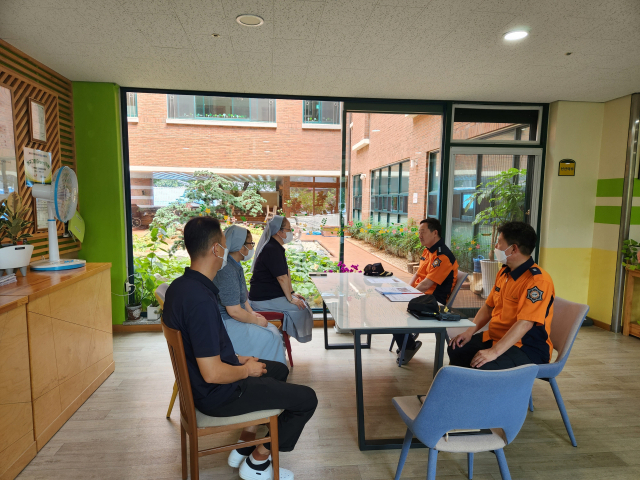 경북 구미소방서가 선산읍 성심요양원을 직접 방문해 여름철 전기화재 예방을 위한 현장 지도점검에 나섰다. 구미소방서 제공