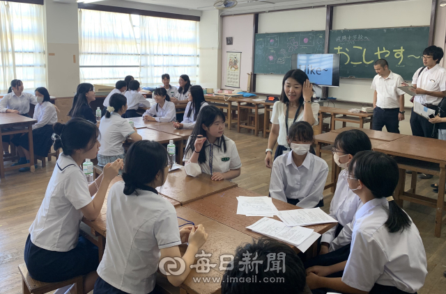 경산시 중학생들이 2일 국제 자매결연 도시인 일본 조요시의 조요중학교를 방문해 현지 학생들과 상호우의를 다지고 있다. 경산시 제공