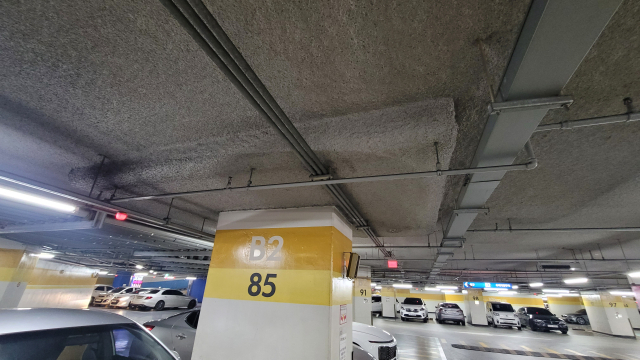 대구 수성구 한 주상복합아파트 지하주차장 기둥. 기둥과 슬래브(콘크리트 천장) 사이로 기둥보다 넓은 널빤지 모양의 구조물이 자리잡고 있다. 김윤기 기자.