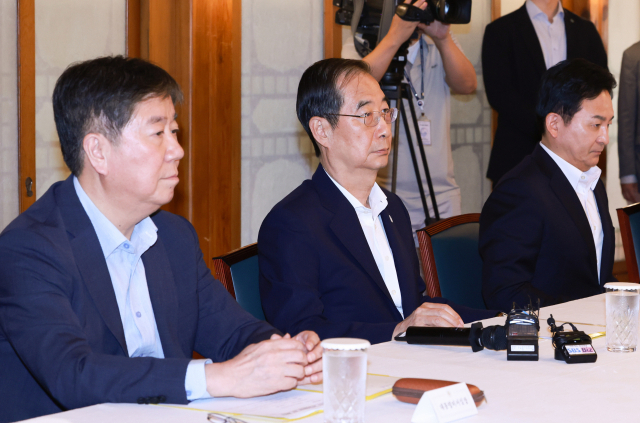 2일 오후 서울 종로구 총리 공관에서 고위 당정협의회가 열리고 있다. 왼쪽부터 김대기 대통령 비서실장, 한덕수 국무총리, 원희룡 국토교통부 장관. 연합뉴스