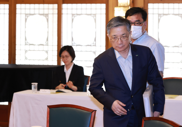 이한준 한국토지주택공사(LH) 사장이 2일 오후 서울 종로구 총리 공관에서 열린 고위 당정협의회에 참석해 자리로 향하고 있다. 연합뉴스
