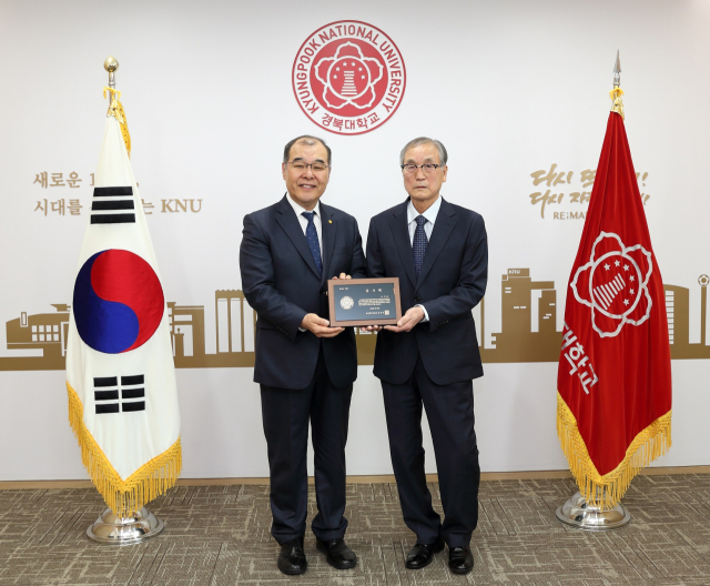 손기윤 씨가 경북대에 장학기금 5억 원을 전달했다. 사진은 지난 3월 진행된 발전기금 약정식과 감사패 전달식. 경북대 제공