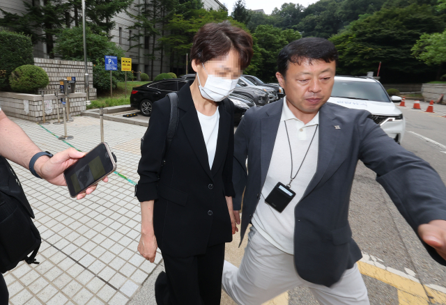 수사와 관련된 민원 해결을 대가로 수억원대 금품을 수수한 혐의를 받는 서울경찰청 소속 김모 경무관이 2일 서울 서초구 서울중앙지법에서 열린 구속 전 피의자 심문(영장 심사)을 마친 뒤 법정을 나서고 있다. 연합뉴스