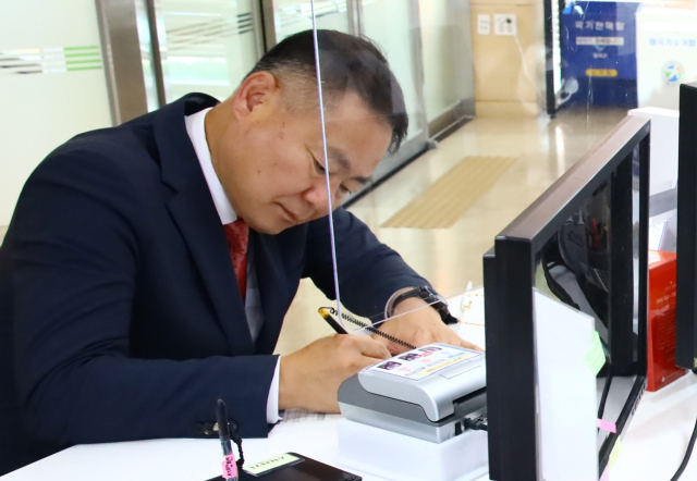 김재욱 칠곡군수가 군민들과 더욱 가까운 곳에서 소통하기 위해 석적읍으로 전입신고를 하고 있다. 칠곡군 제공