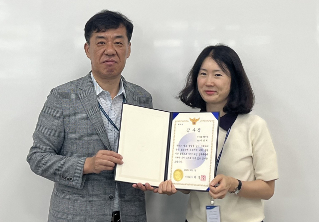 안동농협 태화지점 이선희 차장이 전화금융사기 피해 예방 공로로 안동경찰서장 감사장을 받았다. 안동농협 제공