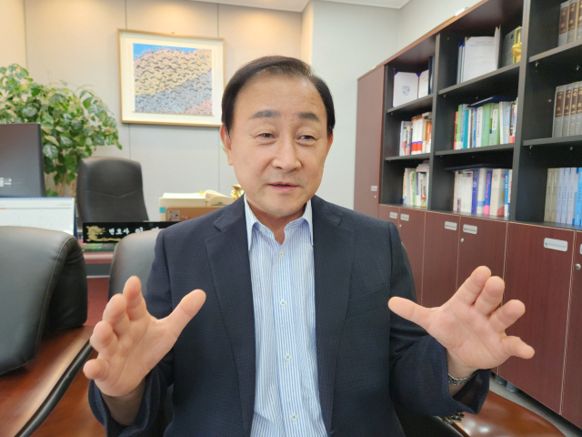 2일 이명규 전 국회의원이 국가로봇테스트필드와 로봇 산업의 미래에 대해 견해를 밝히고 있다. 이통원 기자. tong@imaeil.com