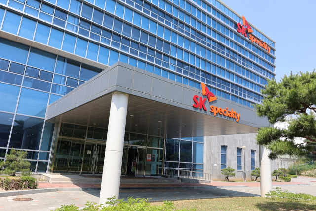 SK스페셜티가 이웃돕기 성금 3천만원을 전달했다. SK스페셜티 제공