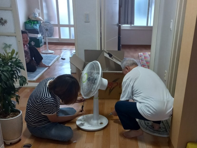 대구 수성구청 소속 공무원이 폭염 취약계층 세대를 방문해 