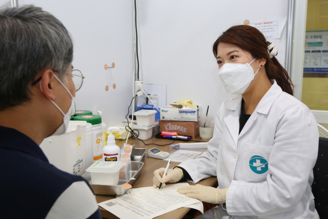 경북 경주시가 코로나19 신규 확진자 증가에 따라 감염취약시설 등을 상대로 선제적 대응에 나서고 있다. 사진은 경주시보건소 관계자가 상담하는 모습. 경주시 제공