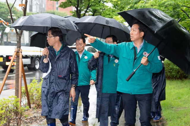 김장호 구미시장이 지난 7월 집중호우 기간에 피해를 최소화 하기 위해 현장 점검에 나섰다. 구미시 제공