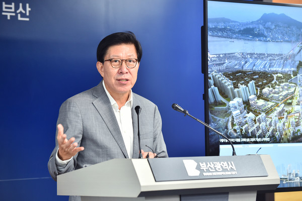 박형준 부산시장이 3일 오전 부산시청 프레스센터에서 기자회견을 열고 미군 55보급창·8부두 이전 계획과 주변 지역 개발 계획에 대해 발표하고 있다. 부산시 제공