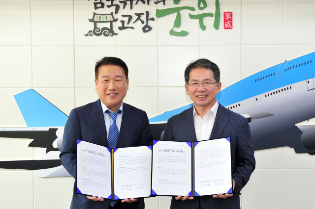 대구시 군위군과 ㈜희림미디어와 투자 협력에 관한 양해각서를 체결하고 기념 사진을 촬영하고 있다. 군위군 제공