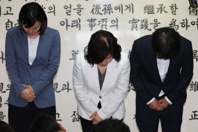 더불어민주당 김은경 혁신위원장이 3일 용산 대한노인회 중앙회에서 김호일 회장 면담 후 노인폄하 발언을 사과하고 있다. 연합뉴스