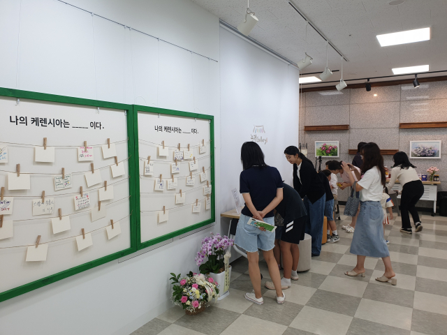 누정갤러리를 방문한 관람객들이 전시 작품을 둘러보고 있다. 마경대 기자