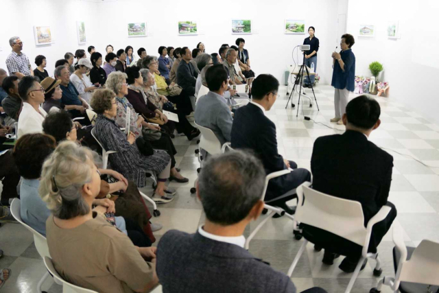 글 쓰는 16세 손녀와 그림 그리는 86세 외할머니의 특별한 이야기 북토크 행사가 진행되고 있다. 마경대 기자