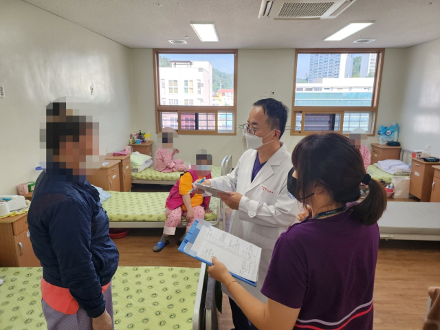 포항의료원 정신건강의학과 병동에서 의료진이 검진을 진행하고 있다. 포항의료원 제공