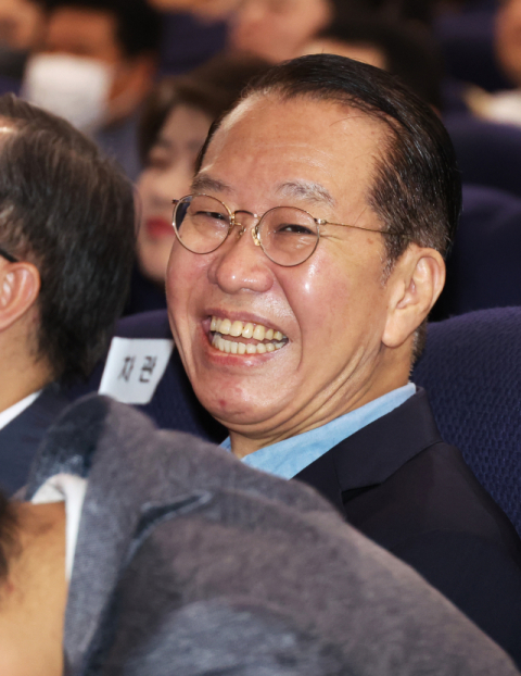 권영세 통일부 장관이 28일 정부서울청사에서 열린 이임식에서 직원들의 인사 영상을 보고 환하게 웃고 있다. 연합뉴스
