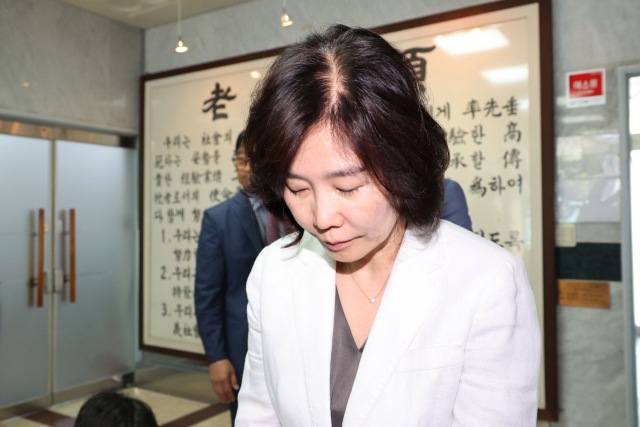 더불어민주당 김은경 혁신위원장이 3일 용산 대한노인회 중앙회에서 김호일 회장 면담 후 노인폄하 발언을 사과하고 있다. 연합뉴스
