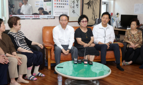 국민의힘 윤재옥 원내대표가 폭염 대비 무더위쉼터 현장 점검을 위해 3일 오전 서울 종로구 동원경로당을 방문해 인사말을 하고 있다. 연합뉴스