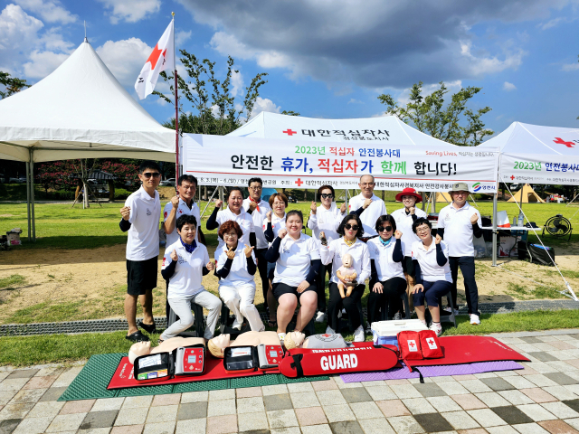 영천 임고강변공원 야영장 수영장 정면에 마련된 적십자 경북지사 안전봉사대 부스에서 봉사대원들이 파이팅을 외치고 있다. 대한적십자 경북지사 제공