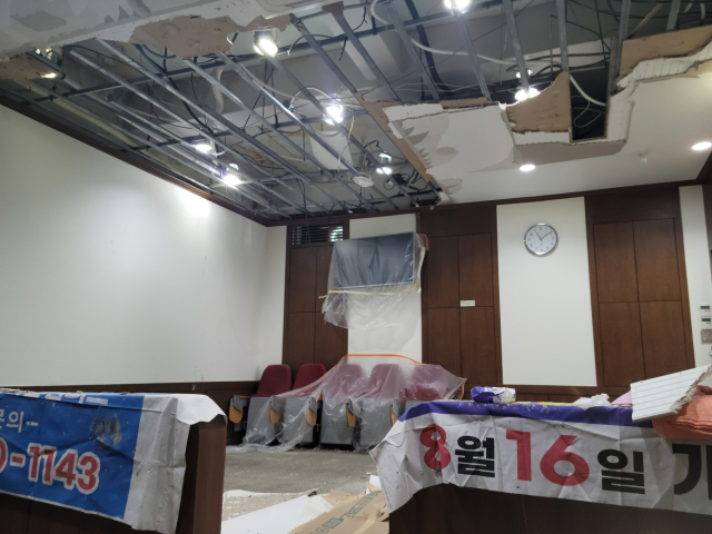 지난달 집중호우의 여파로 시의회 4층 건설교통위원회의실 천장에 누수가 발생해 물에 젖은 천장재가 무너져 방청석으로 떨어졌다. 이민호 기자