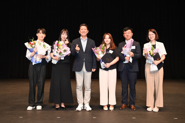 경북 구미시는 친절 행정 실천으로 시민의 칭찬을 받고 동료의 귀감이 되는 상반기 