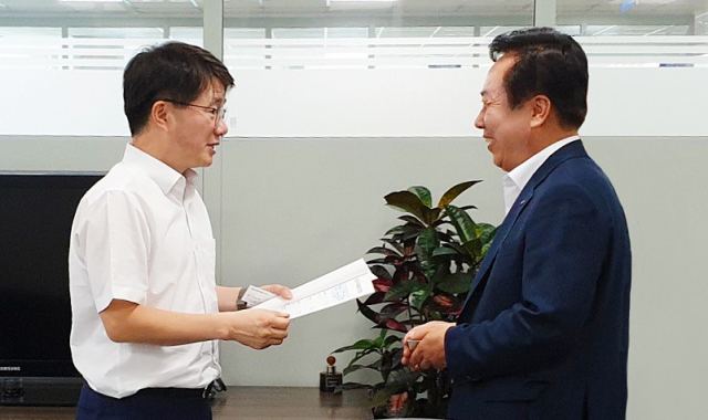 권기창 안동시장이 3일 기획재정부를 찾아 내년도 국비 확보에 나섰다. 김동일 예산실장에게 주요 현안사업에 대해 얘기하고 있다. 안동시 제공