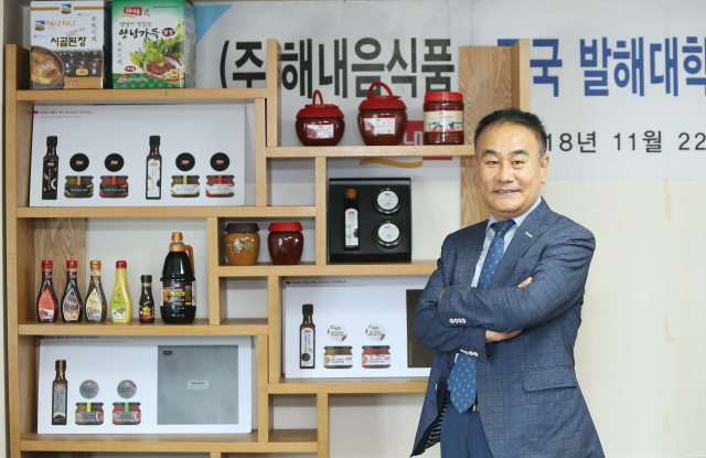 해내음에서 생산한 장류 앞에서 제품의 강점을 설명하고 있는 김진구 대표. 이무성 객원기자