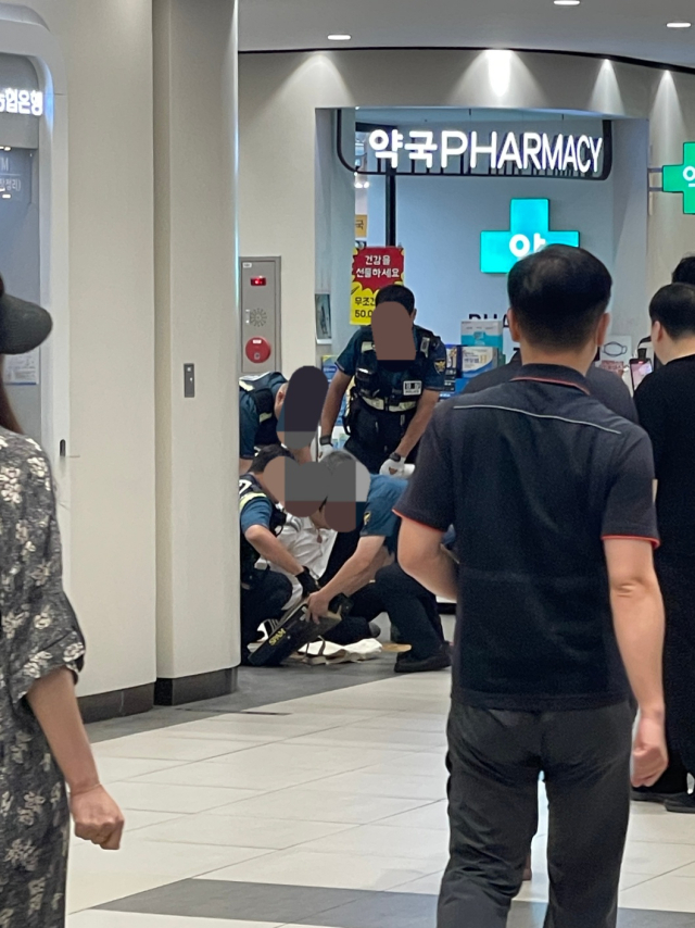 대낮에 서울 강남고속버스터미널에서 흉기를 들고 다니는 남성이 경찰에 검거됐다. 독자제공