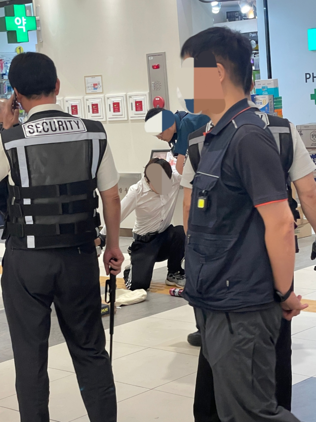 대낮에 서울 강남고속버스터미널에서 흉기를 들고 다니는 남성이 경찰에 검거됐다. 독자제공