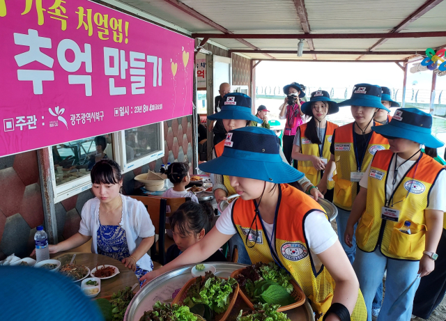 구미대 자원봉사자들이 4일 경남 창원시 광암해수욕장에서 열린 