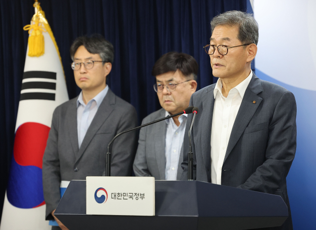배덕효 국가물관리위원회 민간위원장이 4일 정부서울청사에서 열린 금강·영산강 보 처리 방안 재검토 브리핑을 하고 있다. 연합뉴스