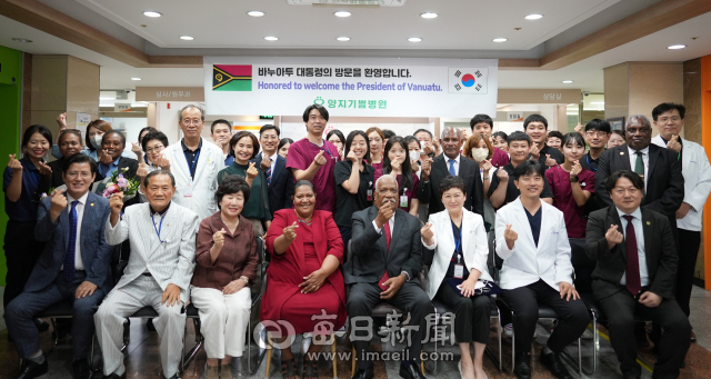 바누아투공화국의 니케니케 부로바라부 대통령이 4일 오후 경북 경산 양지기쁨병원에서 병원 임직원들과 기념사진을 찍고 있다. 김진만 기자