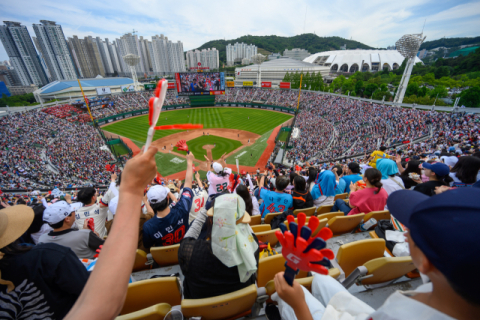 KBO리그 '코로나 이전 시대보다 빨리' 500만 관중 돌파