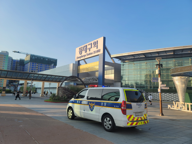 지난 4일 특별치안활동이 선포됨에 따라 다중밀집시설을 대상으로 순찰활동이 강화되고 있다. 사진은 5일 오후 7시쯤 동대구역 앞 광장에서 대기하고 있는 경찰 차량의 모습. 박성현 기자