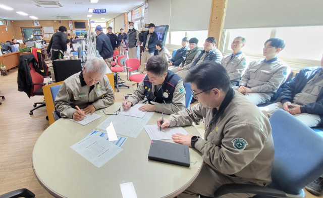 지난 3월, 배상윤 영풍석포제련소장, 강철희 영풍석포제련소 노조위원장, 안우상 영풍석포제련소 본부장(왼쪽부터) 등이 석포면사무소를 방문, 전입신고서를 작성하고 있다. 하지만 초고령사회인 봉화군의 인구는 사망자 수 증가로 전체 인구는 줄고 있다 봉화군 제공