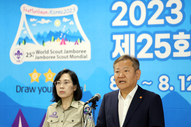 이상민 행정안전부 장관이 6일 2023 새만금 세계스카우트잼버리 프레스센터에서 브리핑하고 있다. 왼쪽은 김현숙 여성가족부 장관. 연합뉴스