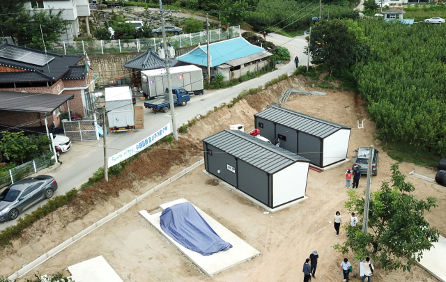 경북도는 지난달 집중호우로 주택피해를 입은 경북 예천군 일대 이재민 48가구의 주거안정을 돕고자 지난 4일 1호 임시주택을 설치했다고 밝혔다. 경북도 제공
