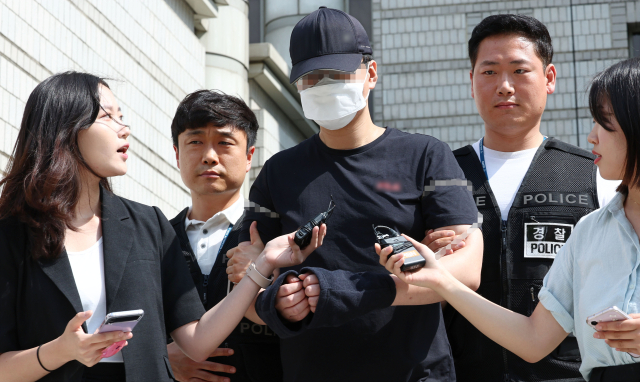 신림역에서 여성을 살해하겠다고 예고하는 글을 인터넷에 올린 20대 남성 A씨가 27일 오후 서초구 서울중앙지방법원에서 열린 구속 전 피의자심문(영장실질심사)을 마친 뒤 법원을 나서고 있다. 연합뉴스