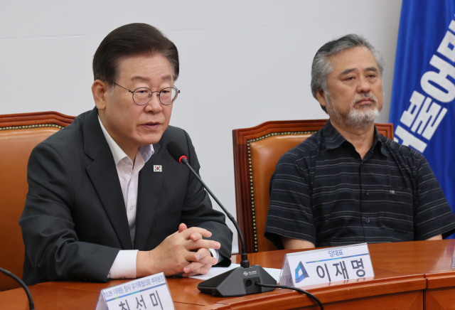 더불어민주당 이재명 대표가 31일 오후 국회에서 열린 10·29이태원참사 유가족 간담회에서 발언하고 있다. 오른쪽은 이정민 10·29이태원참사 유가족협의회 운영위원장. 연합뉴스