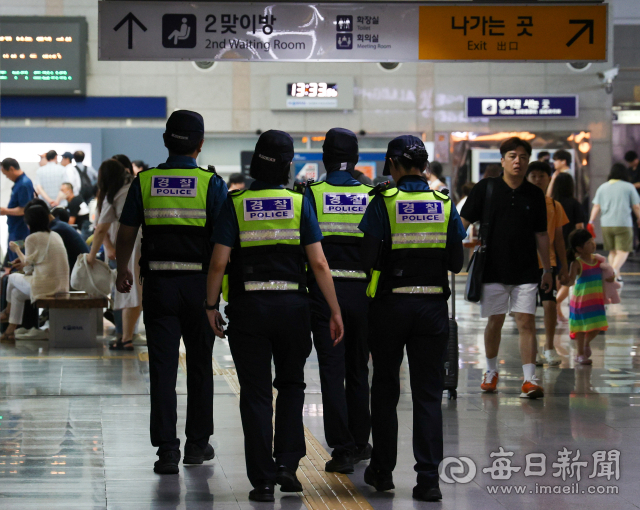 서울과 대전 등 공공장소에서 흉기 난동이 잇따르면서 불안감이 증폭되고 있는 가운데 6일 동대구역 대합실에서 경찰들이 불특정 다수를 노린 강력 범죄에 대한 예방 순찰을 강화하고 있다. 우태욱 기자 woo@imaeil.com