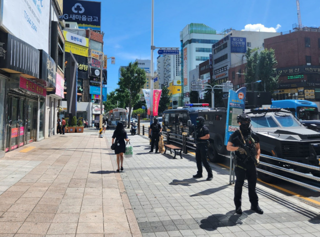 6일 부산 도시철도 서면역에 배치된 경찰특공대와 장갑차, 폭발물탐지견. 부산경찰청은 잇단 
