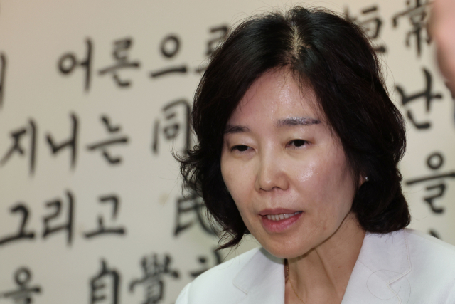 더불어민주당 김은경 혁신위원장이 3일 용산 대한노인회 중앙회에서 김호일 회장 면담 후 노인폄하 발언을 사과하고 있다. 연합뉴스